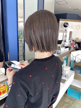 コワファースト 大分(COIFF1RST) 切りっぱなしボブ/外ハネスタイリング/グレージュ