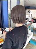 切りっぱなしボブ/外ハネスタイリング/グレージュ