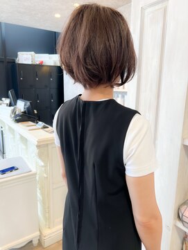 キャアリー(Caary) 福山Caary30代40代人気小顔補正立体カット前下がりレイヤーボブ