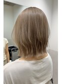 くすみ感が可愛いミルクティーベージュの切りっぱなしボブ