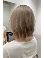 サロウィン 那覇店(SALOWIN)&nbsp;くすみ感が可愛いミルクティーベージュの切りっぱなしボブ