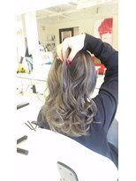 ノーマジーン(Norma jean)&nbsp;大人可愛いプラチナブルーベージュ＆インナーカラーくびれミディ