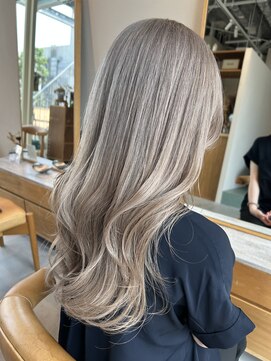 エルム 原宿 表参道(yelm) ブリーチ2回でできる夏のホワイトベージュカラー