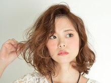 前髪をかき上げ、格好いい大人女性を演出。