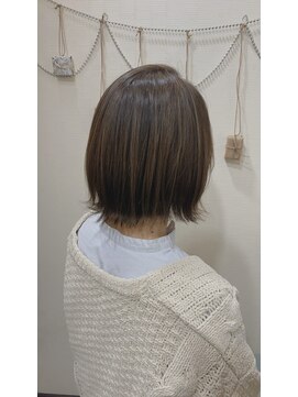 美容室 メザミー MESAMIES 透明感カラー大人可愛いひし形外ハネショートボブ