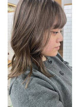 アトリエ ジジ(atelier ZiZi) グレージュ　ブリーチオンカラー　顔まわりレイヤー