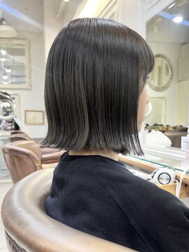 ヒビヲ(HIBIO) 横浜オリーブベージュブリーチなしダブルカラー外ハネボブ30代