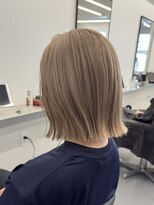 アンドシー(&C.)&nbsp;ベージュ、切りっぱなしボブ