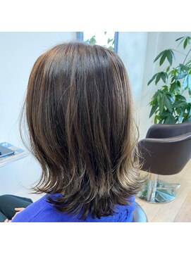 ラキ(laki) 透明感ベージュ