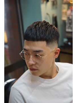 タイト スワッグ バーバーワークス(TIGHT SWAG BARBERWORKS) スキンフェード×クロップスタイル