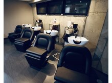 ヘアーメイク シーノ アンド フォーメン(Sino)の雰囲気（心地よい明るさのシャンプースペースで極上の癒しを提供します。）