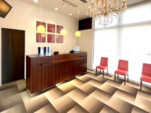 アース 小松店(HAIR&MAKE EARTH)の雰囲気（受付から特別体験が始まる。心躍るサロン時間を。）