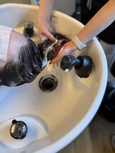 ストレートを行う前の頭皮や髪へのダメージケア。