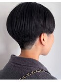 前髪なし 暗髪 ハンサムショート 耳だし刈り上げショート