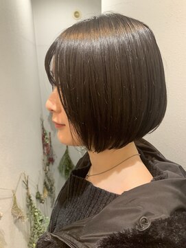 オルクドゥ(Orque deux) 透明感暗髪カラーくすみオリーブグレージュ切りっぱなしボブ