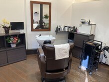 バーバーアディクション(barber addiction)の雰囲気（開放的な空間とこだわりのセット椅子をご用意しております。）