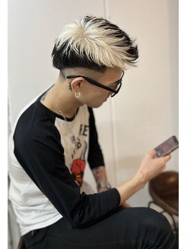 ナナ(NANA) ホワイト/ブリーチ/セクションカラー/デザイン/メンズカット