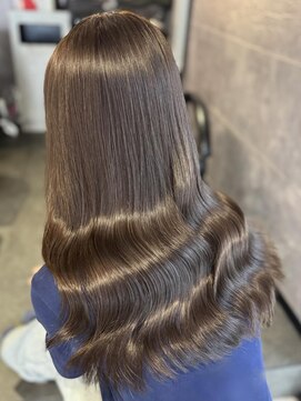 エルバイラビス 大宮(elu by lovis) 《鈴木茉奈》オリーブブラウン/トーンアップ/外巻き