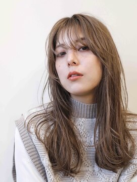 柔らかな動きと抜け感を楽しむ大人のレイヤーロング