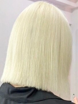 ウィコ 新宿(WICO) ホワイトブロンド[新宿駅/切りっぱなしボブ/エアリーロング]