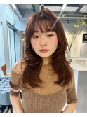 オレンジブラウン　ミディアムたっぷりレイヤー　顔まわり