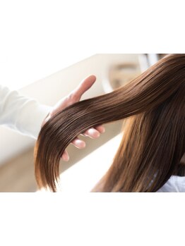 繰り返すほどに髪の芯を強くする《酸熱トリートメント》！“ストレート＋酸熱トリートメント”の相性◎