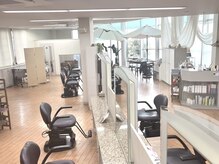 美容室 アズール(A ZOOR)の雰囲気（広い店内なので隣との距離もあり気取らず通える）