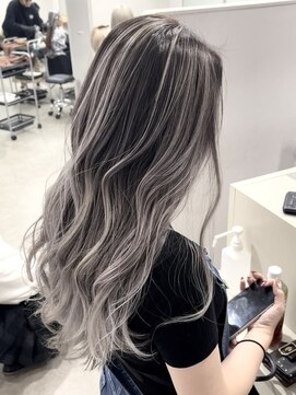 リグ 横浜(Lig.) ホワイトグレージュバレイヤージュ/ハイトーン/グレージュカラー