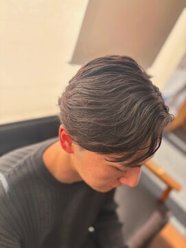 ヘアーワークス ボナ(HAIR WORKS bona.) 清潔感と遊び心を兼ねた毛流れセンターパート×メンズカラー2