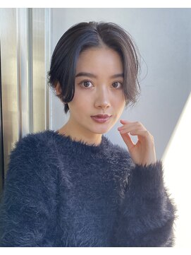 エアー 青山(AIR) 丸みショート前下がりセンターパートハンサムくびれショート