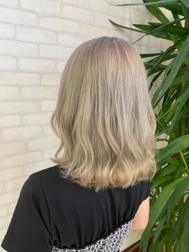 ビスイル 秋葉原店(Vis ill) ハイトーンホワイトブロンド韓国風切りっぱなし小顔ボブ