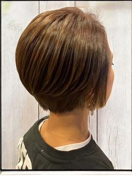 ガーデン ウシワカマル(Garden@ushiwakamaru) ショートボブ/白髪ぼかしハイライト/明るい白髪染め/白髪染め