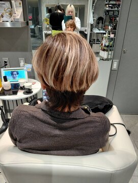 ヒスイバイケンジ(hisui by KENJE) ショート/ショートボブ/大人ショート/白髪ぼかし/ハイライト