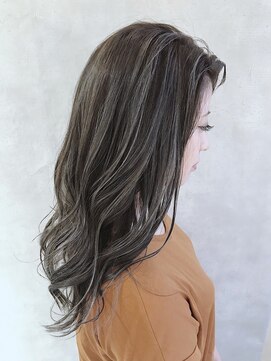 ムウ 難波(MOU) ハイライトブルージュ_くびれセミディアッシュカラー