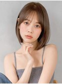 ミルクティーブロンドくせ毛風カール前髪セミディ斜めバング