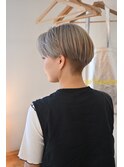 刈り上げショートハイトーン刈り上げ女子ハンサムショート