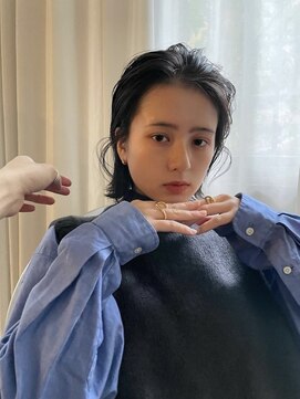 エイチ(811) アンブレラカラーアッシュグレーベリーショート切りっぱなしボブ