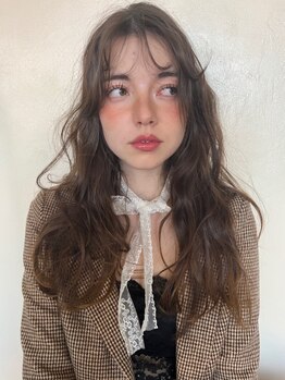 【外国人風ウェーブ】脱・量産型へ導く個性派パーマで周りの視線釘付け。憧れの海外風スタイルを叶える！