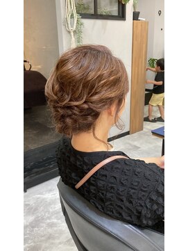 ユニ (UNI) 低めヘアアレンジ