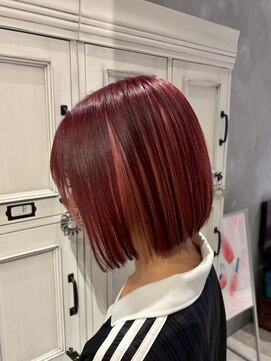 エスケープ トゥ ボナ(ESCAPE to bona.) 個性が光る、攻めの大胆ボブ！エッジの効いたデザインカラー