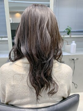 テトヘアー(teto hair) ミディアムウルフ、ダークグレー、透け感カラー、綾野剛