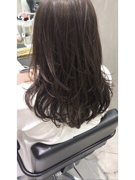 エマ(emma) N.で束感がでる軽めのレイヤースタイル☆