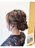 ツイスト×カールミックスのネープシニヨンスタイル/編み込み