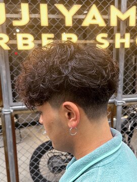 フジヤマ バーバー ショップ(FUJIYAMA BARBER SHOP) テーパーフェード／スペインカール