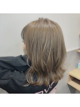 ロッカヘアエジェ(ROCCA hair eje.) シアーベージュミディ