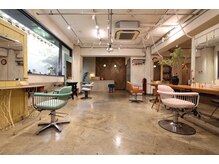 ブルートマト(BLUE TOMATO)の雰囲気（広めの席間で、ゆったりお過ごしいただけます。[レイヤーカット]）