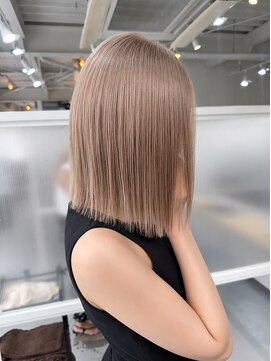 ヘアデザイン ゴドバン(Hair Design Gdobant) 淡色ミルクベージュ×切りっぱなしボブ