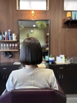 アオイ(Aoi)&nbsp;艶とまとまりを引き出すきれいなミニボブ♪