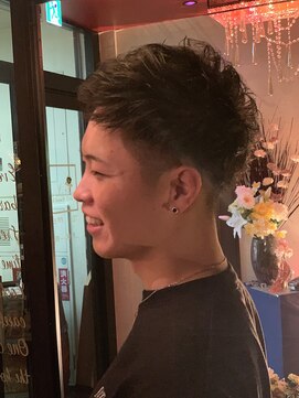 アスイン(asuin) 黒髪2ブロック刈り上げ