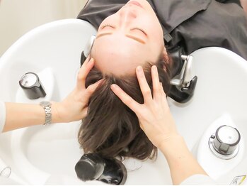 イートンクロップ オオツキ(Eton Crop Otsuki)の写真/フルフラットのシャンプー台で夢見心地…♪オーガニックアロマの効果で頭皮環境を改善し、健やかな頭皮へ◎
